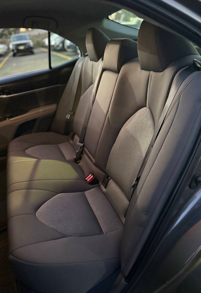 Toyota Camry Vehicle Full-screen Gallery Image 17