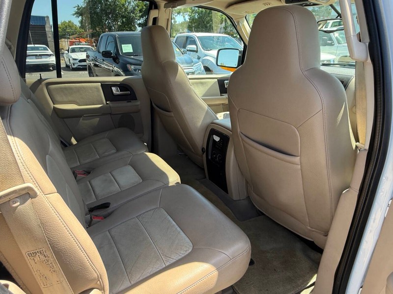 Ford Expedition Vehicle Full-screen Gallery Image 12