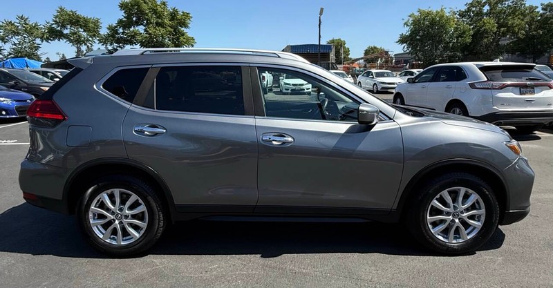 Nissan Rogue Vehicle Full-screen Gallery Image 04
