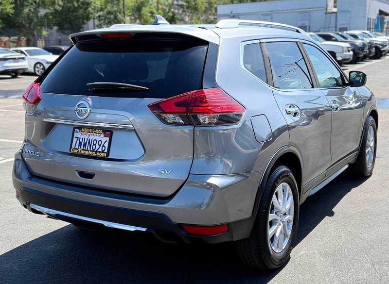 Nissan Rogue Vehicle Full-screen Gallery Image 06