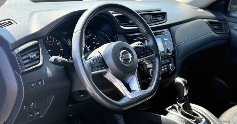 Nissan Rogue Vehicle Full-screen Gallery Image 08