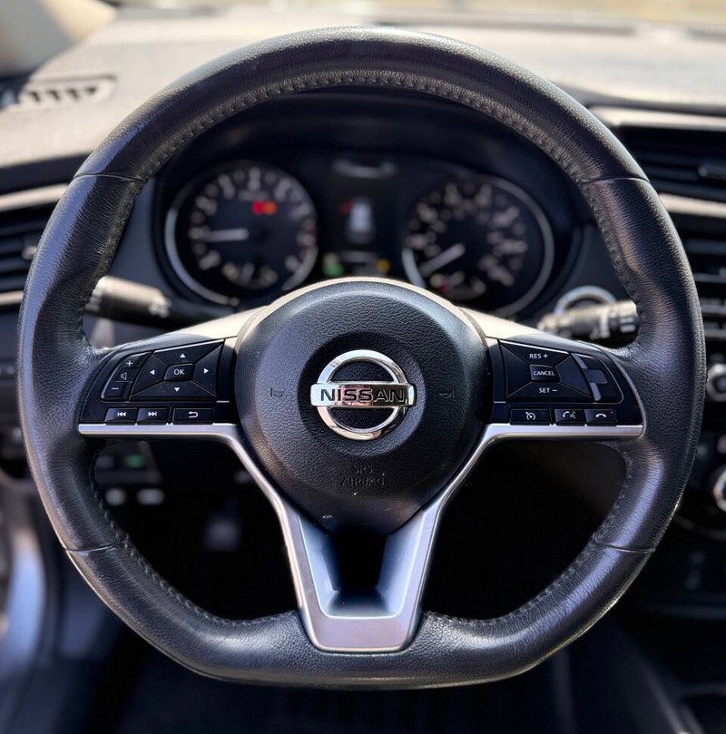 Nissan Rogue Vehicle Full-screen Gallery Image 09