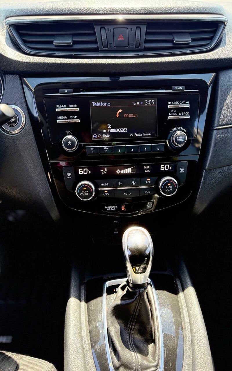 Nissan Rogue Vehicle Full-screen Gallery Image 10