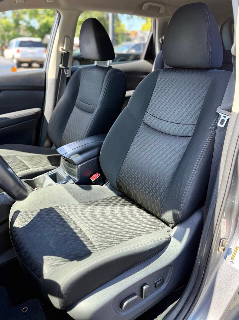 Nissan Rogue Vehicle Full-screen Gallery Image 11