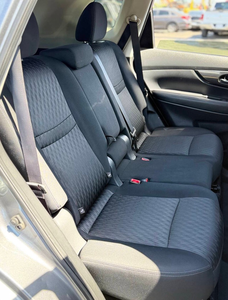 Nissan Rogue Vehicle Full-screen Gallery Image 13