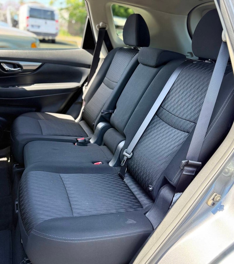 Nissan Rogue Vehicle Full-screen Gallery Image 14