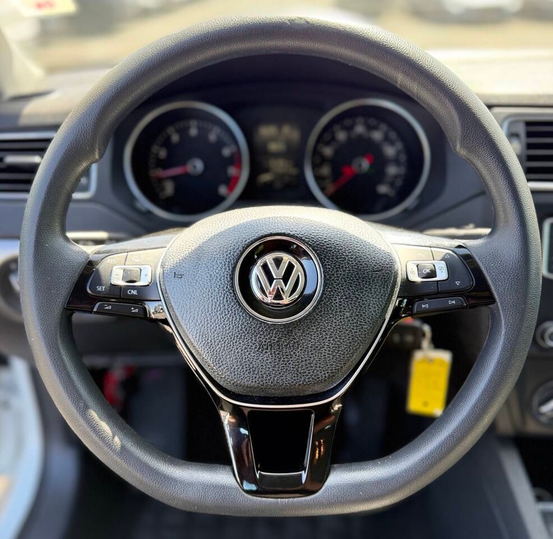 Volkswagen Jetta Vehicle Full-screen Gallery Image 09