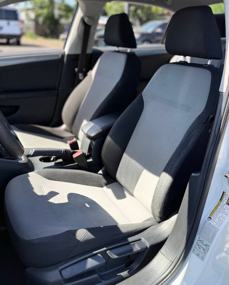 Volkswagen Jetta Vehicle Full-screen Gallery Image 11