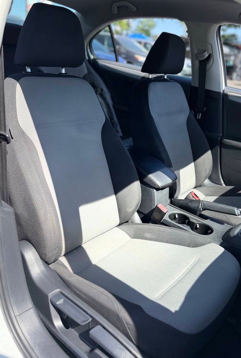 Volkswagen Jetta Vehicle Full-screen Gallery Image 12