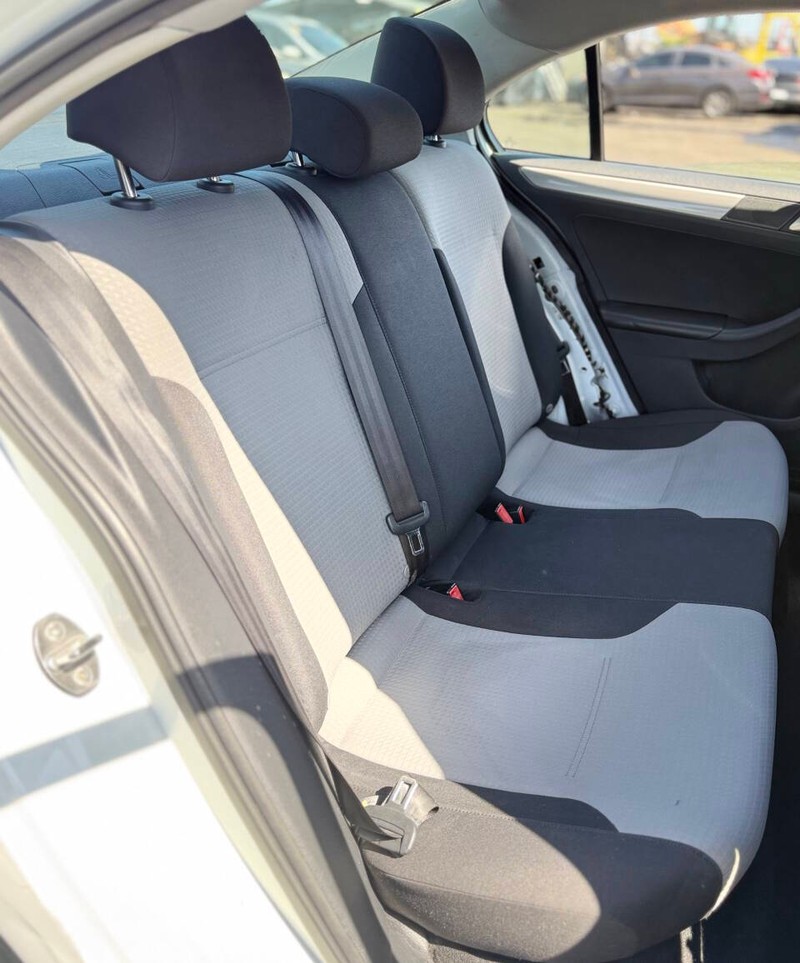Volkswagen Jetta Vehicle Full-screen Gallery Image 13