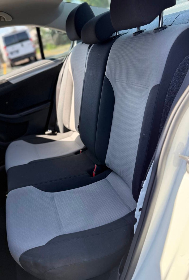 Volkswagen Jetta Vehicle Full-screen Gallery Image 14