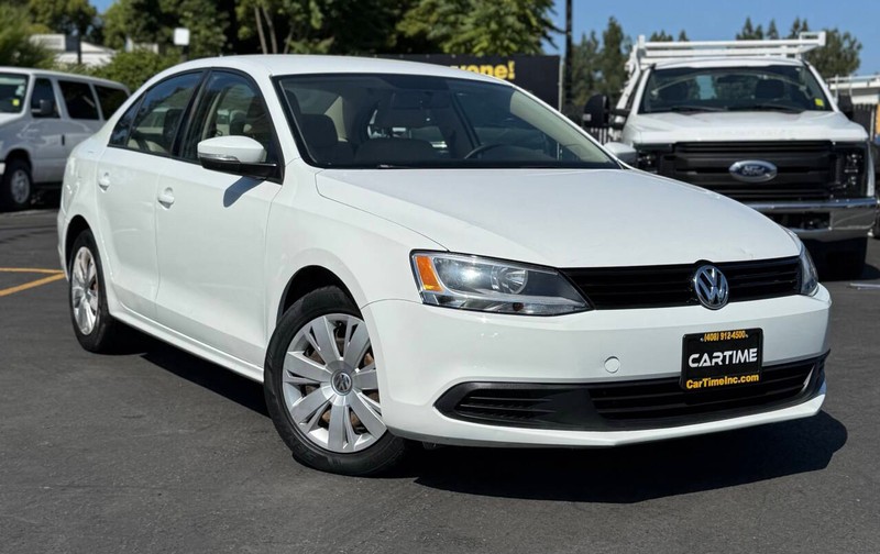 Volkswagen Jetta Sedan Vehicle Full-screen Gallery Image 02