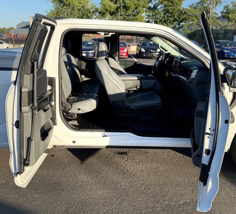 Ford F-150 Vehicle Full-screen Gallery Image 13