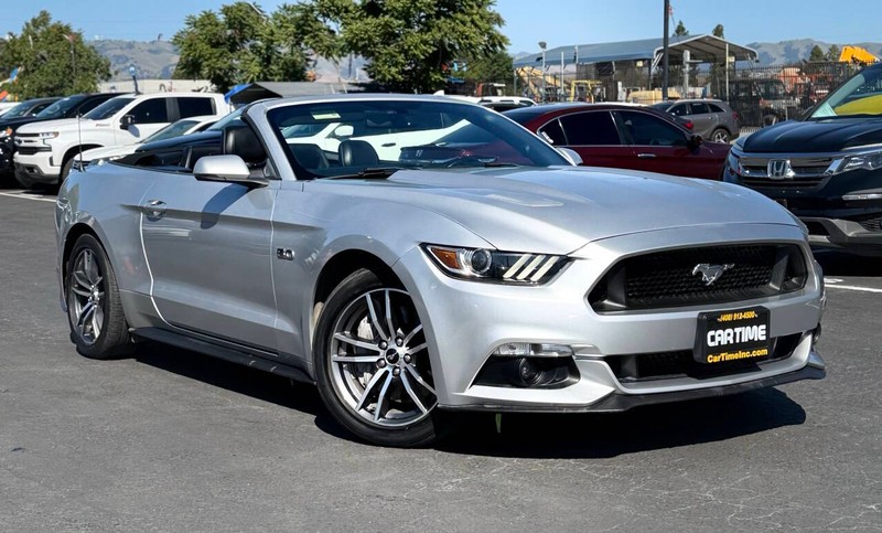 Ford Mustang Vehicle Full-screen Gallery Image 03