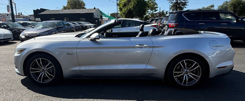 Ford Mustang Vehicle Full-screen Gallery Image 04