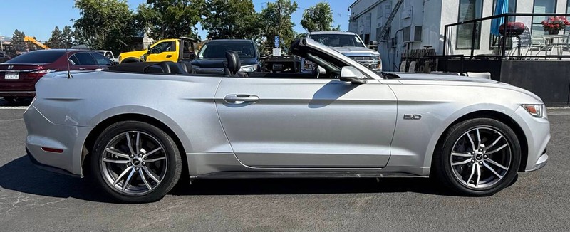 Ford Mustang Vehicle Full-screen Gallery Image 06