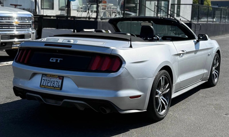 Ford Mustang Vehicle Full-screen Gallery Image 07