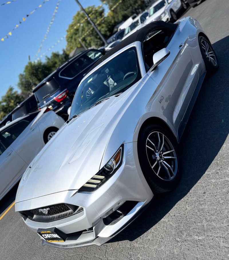 Ford Mustang Vehicle Full-screen Gallery Image 13