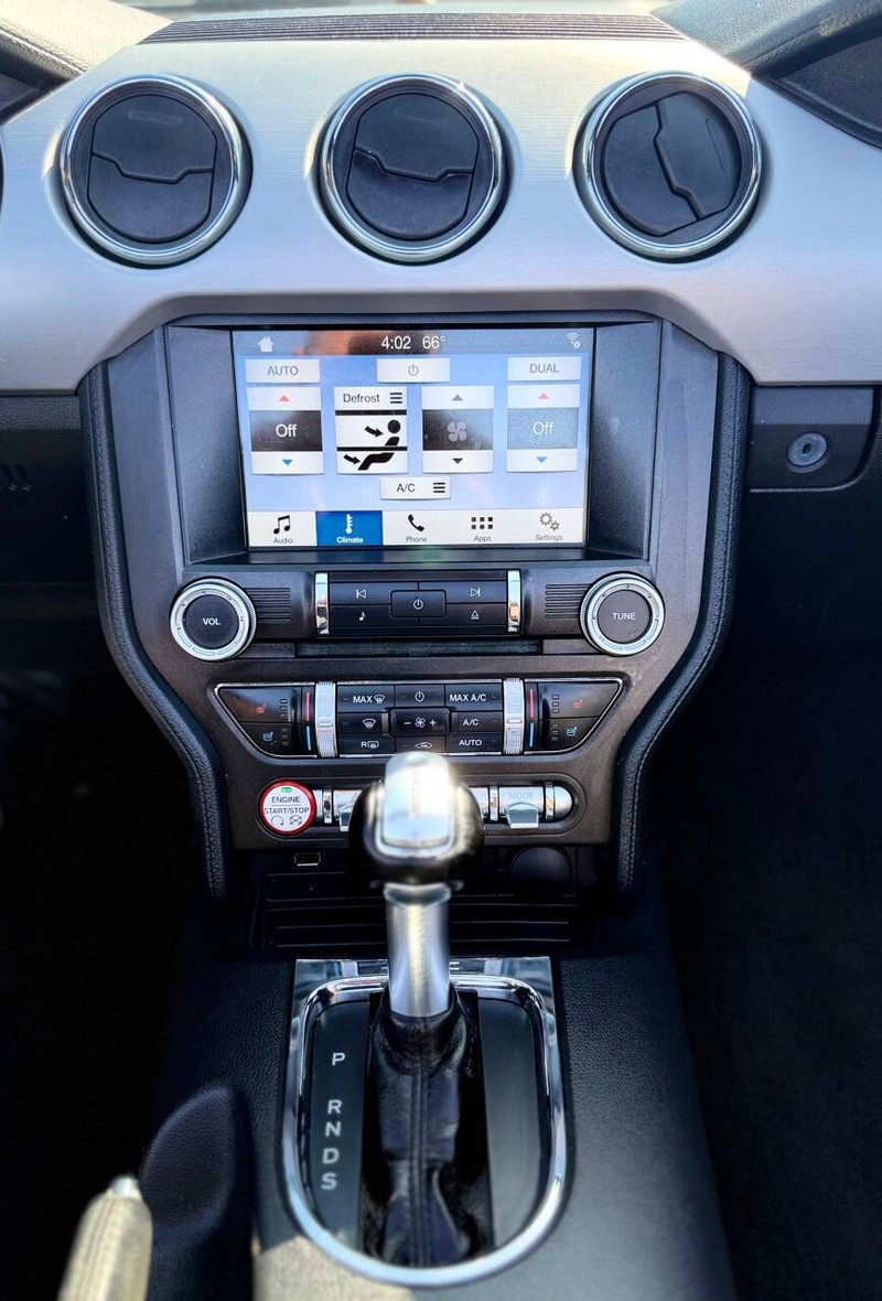 Ford Mustang Vehicle Full-screen Gallery Image 16