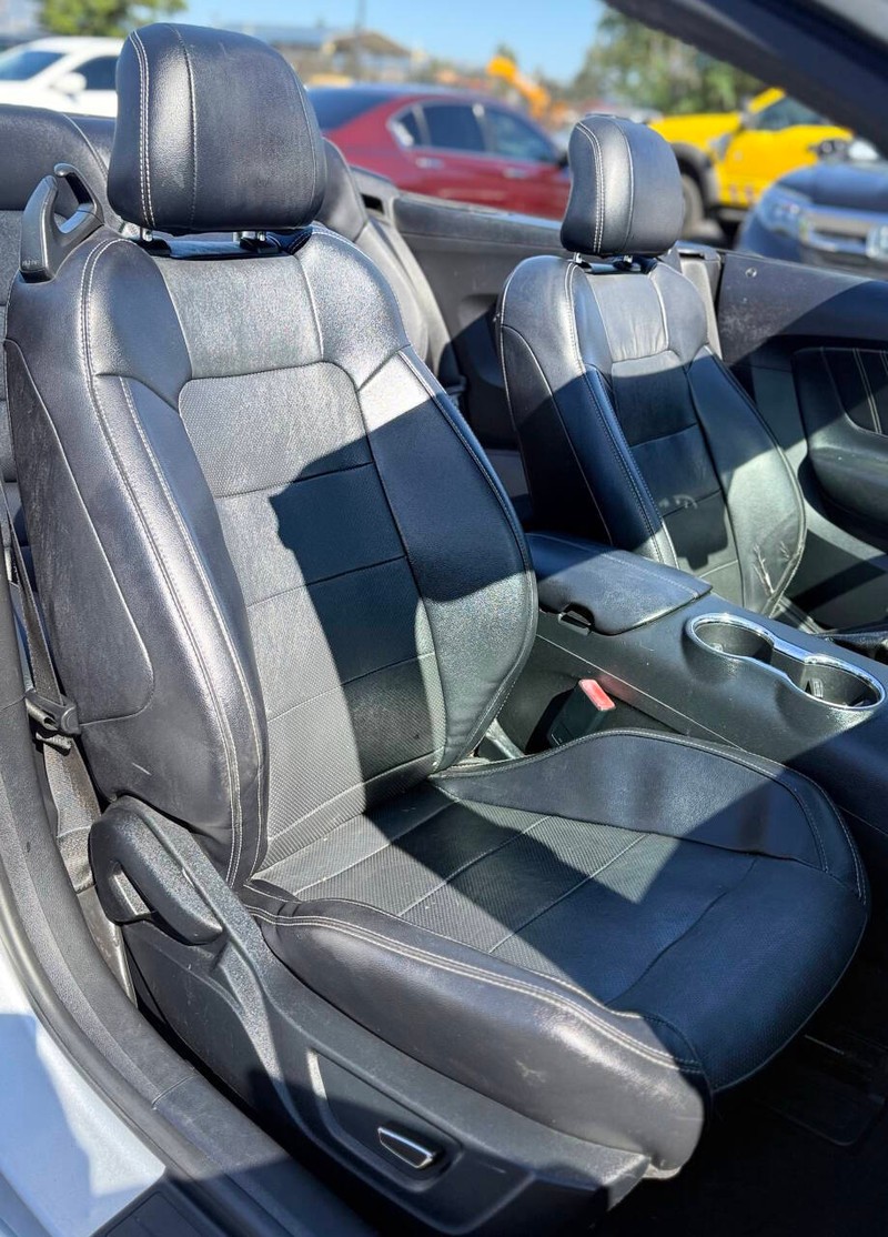 Ford Mustang Vehicle Full-screen Gallery Image 18