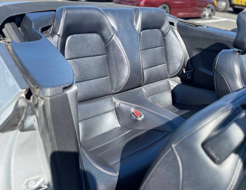 Ford Mustang Vehicle Full-screen Gallery Image 19