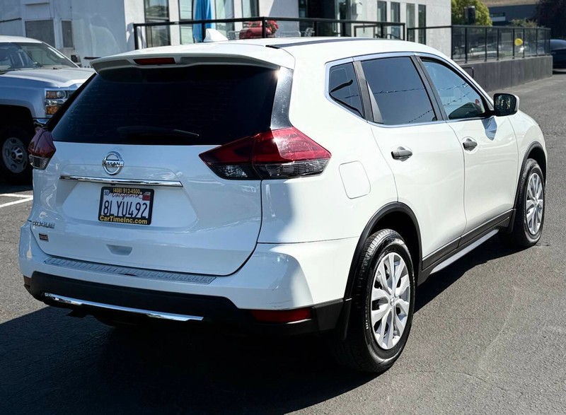Nissan Rogue Vehicle Full-screen Gallery Image 06