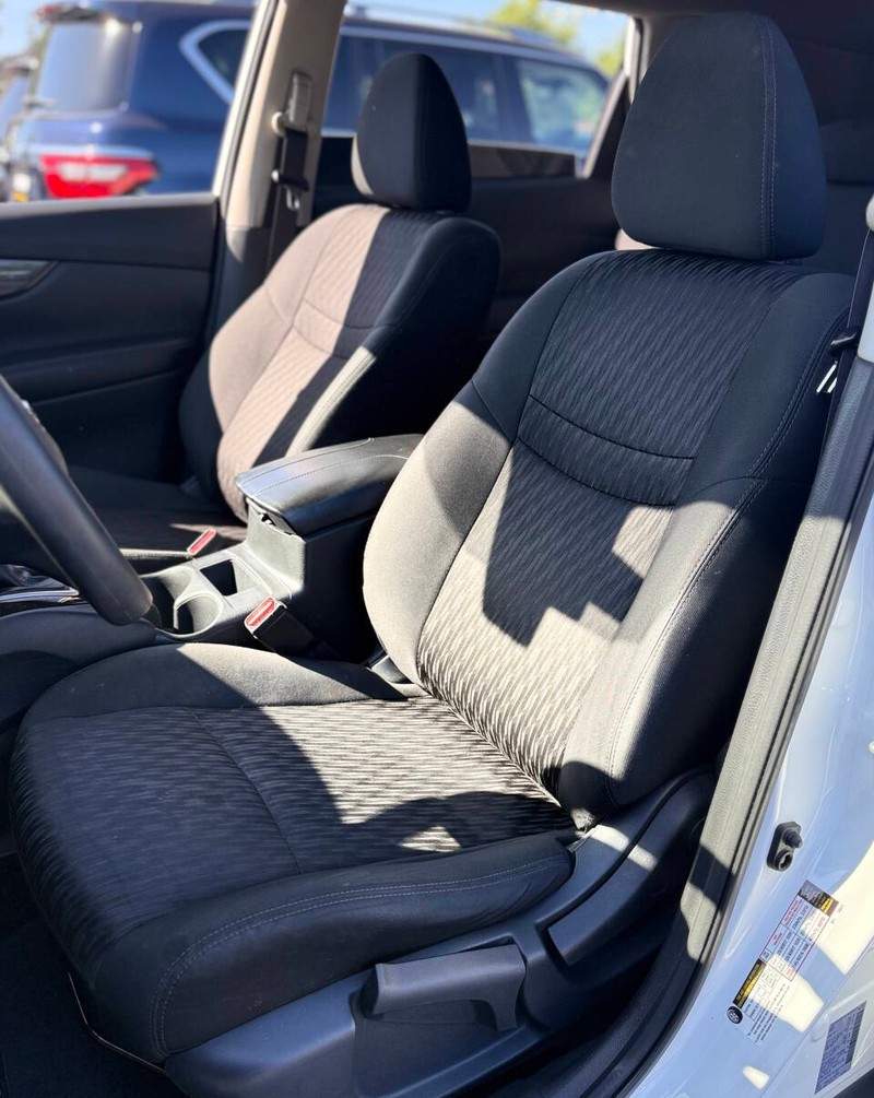 Nissan Rogue Vehicle Full-screen Gallery Image 12