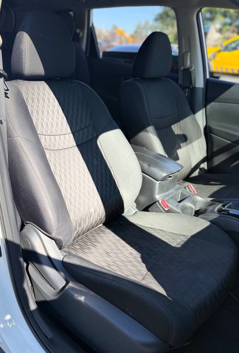 Nissan Rogue Vehicle Full-screen Gallery Image 13
