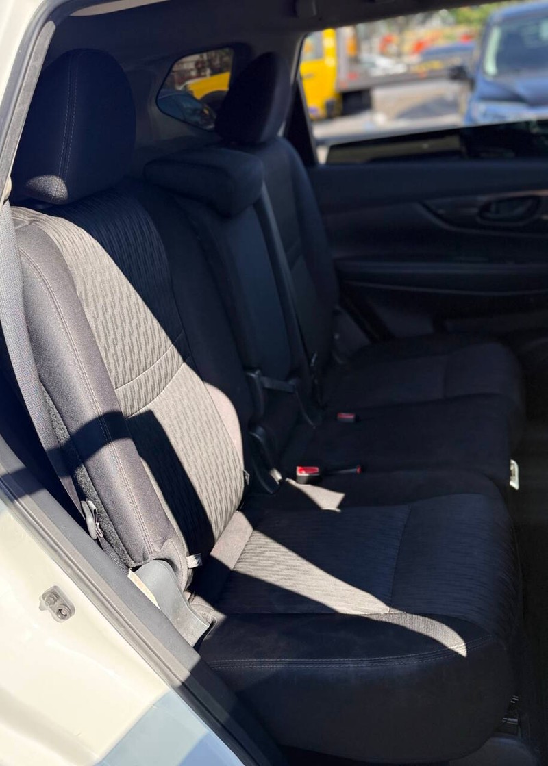 Nissan Rogue Vehicle Full-screen Gallery Image 14