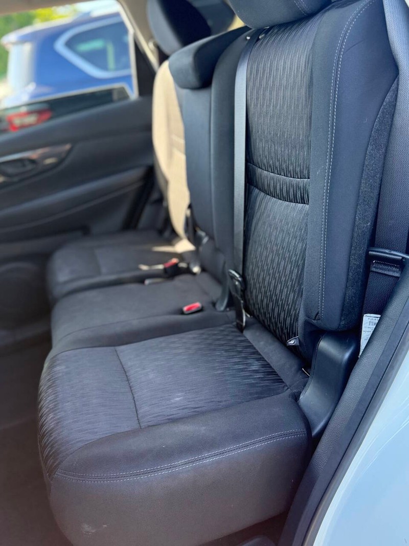 Nissan Rogue Vehicle Full-screen Gallery Image 15