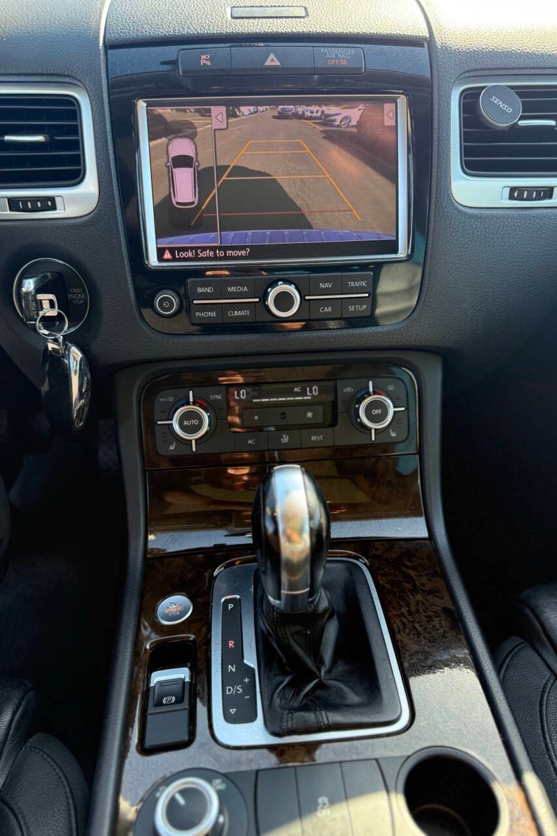 Volkswagen Touareg Vehicle Full-screen Gallery Image 11