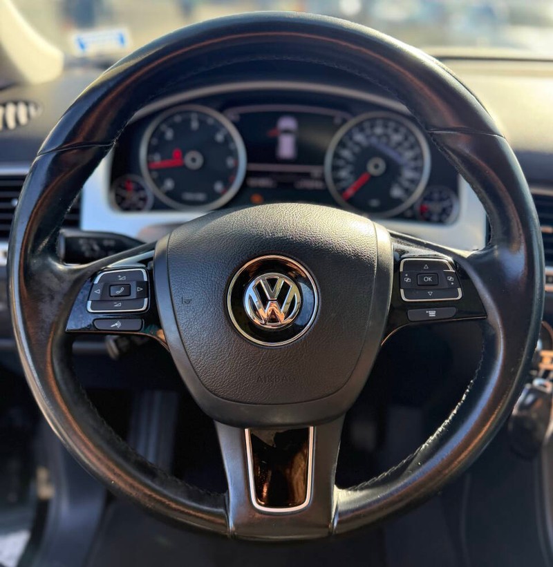 Volkswagen Touareg Vehicle Full-screen Gallery Image 12