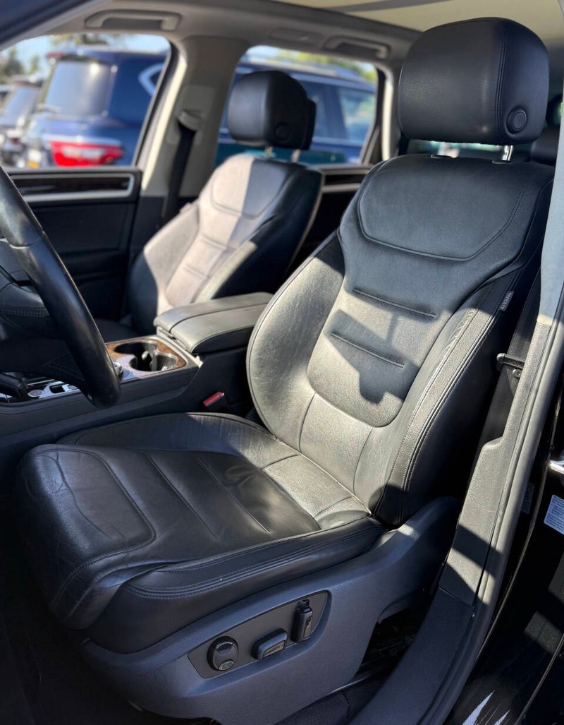Volkswagen Touareg Vehicle Full-screen Gallery Image 13