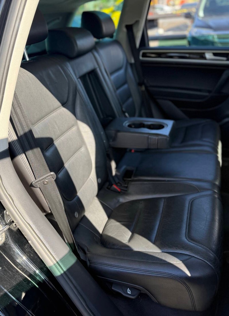 Volkswagen Touareg Vehicle Full-screen Gallery Image 15