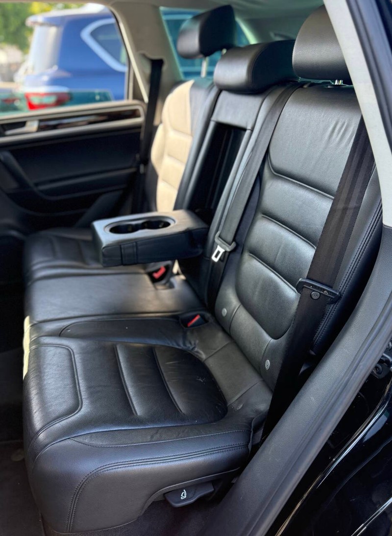 Volkswagen Touareg Vehicle Full-screen Gallery Image 16