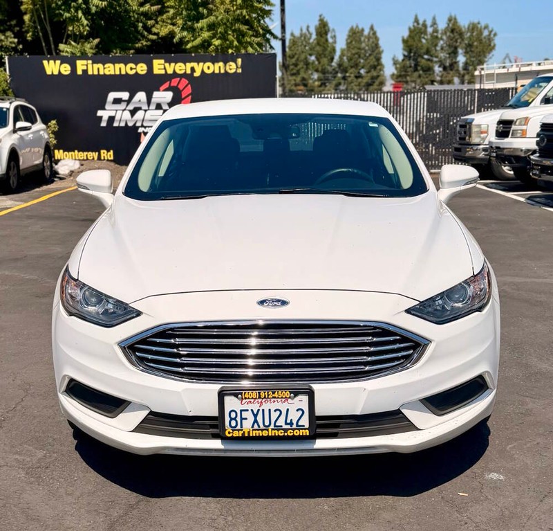 Ford Fusion Vehicle Full-screen Gallery Image 03