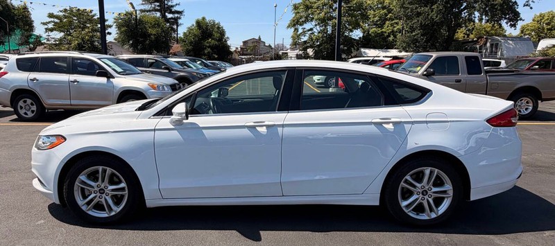 Ford Fusion Vehicle Full-screen Gallery Image 06