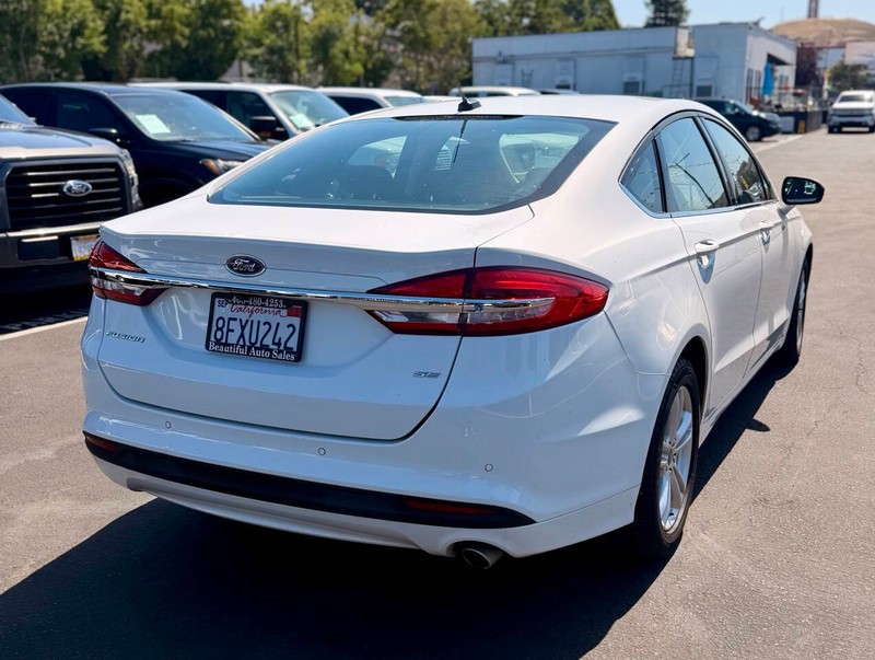 Ford Fusion Vehicle Full-screen Gallery Image 07