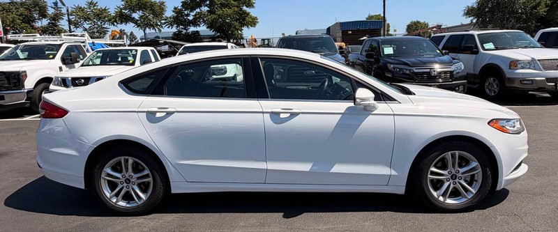 Ford Fusion Vehicle Full-screen Gallery Image 08