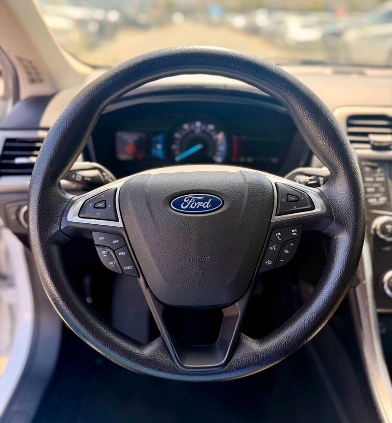 Ford Fusion Vehicle Full-screen Gallery Image 09