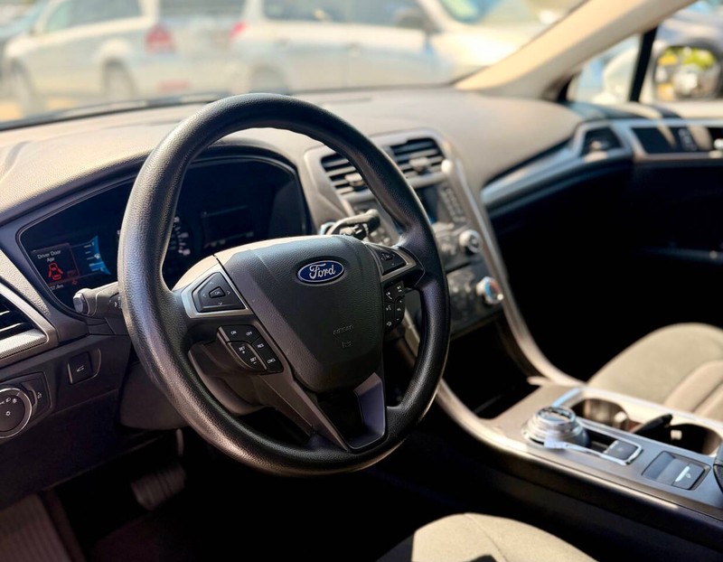 Ford Fusion Vehicle Full-screen Gallery Image 10
