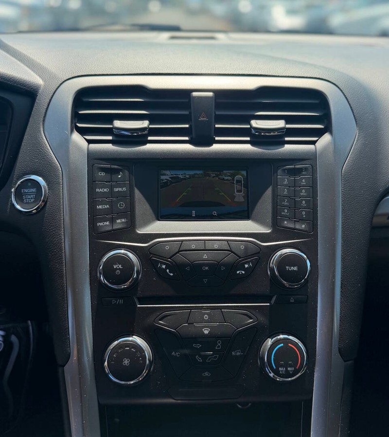 Ford Fusion Vehicle Full-screen Gallery Image 11