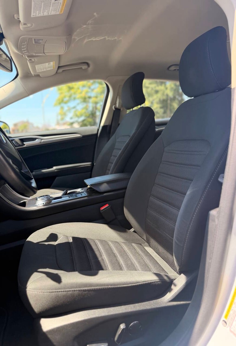 Ford Fusion Vehicle Full-screen Gallery Image 12