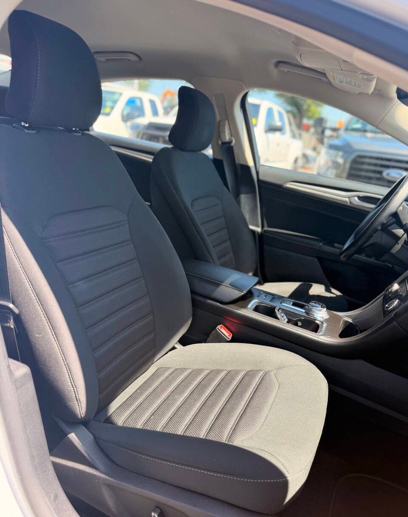 Ford Fusion Vehicle Full-screen Gallery Image 13