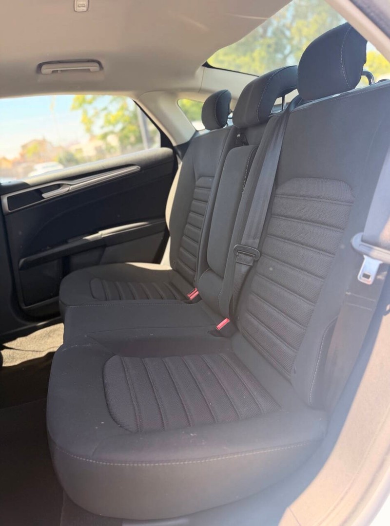 Ford Fusion Vehicle Full-screen Gallery Image 14