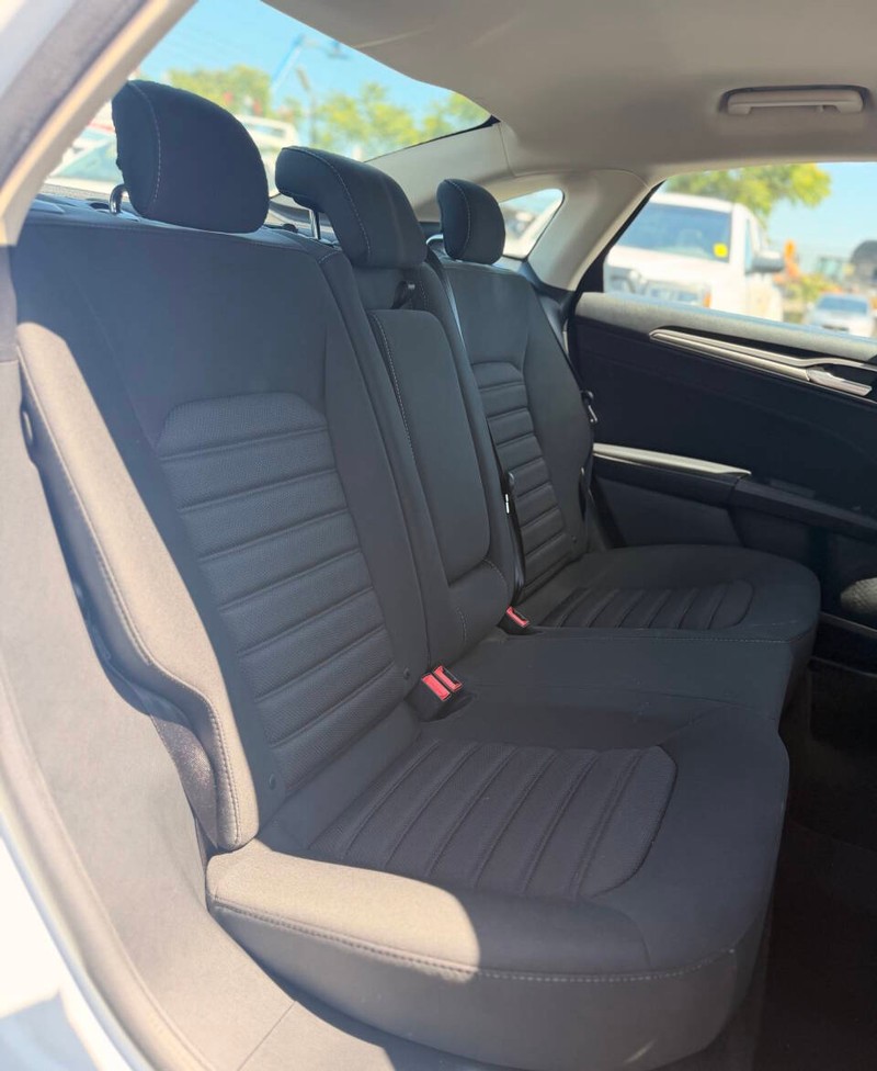 Ford Fusion Vehicle Full-screen Gallery Image 15
