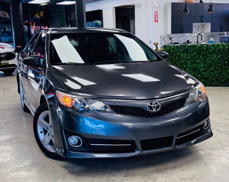 Toyota Camry Vehicle Full-screen Gallery Image 02
