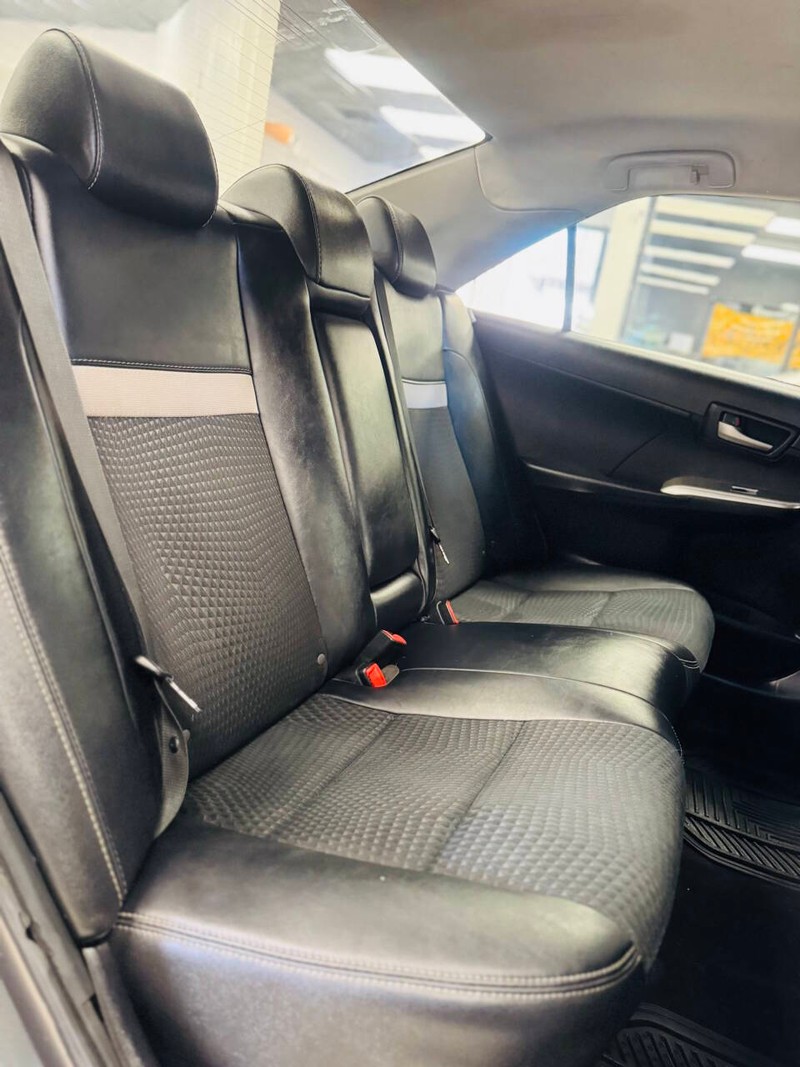 Toyota Camry Vehicle Full-screen Gallery Image 14