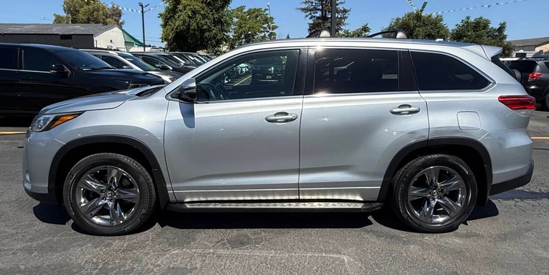 Toyota Highlander Vehicle Full-screen Gallery Image 04