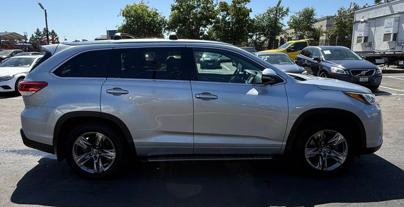 Toyota Highlander Vehicle Full-screen Gallery Image 05